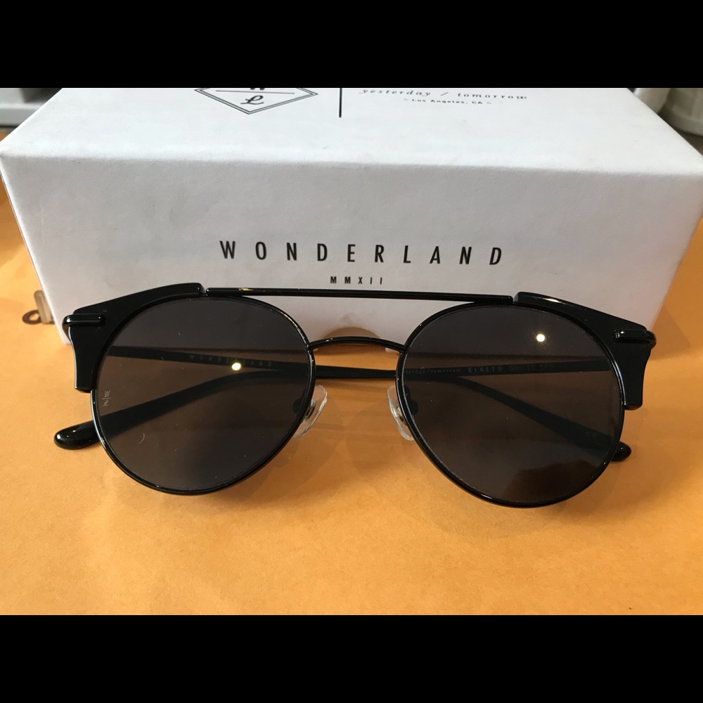 Wonderland- Rialto Gloss Black/Black Metal Gray cz